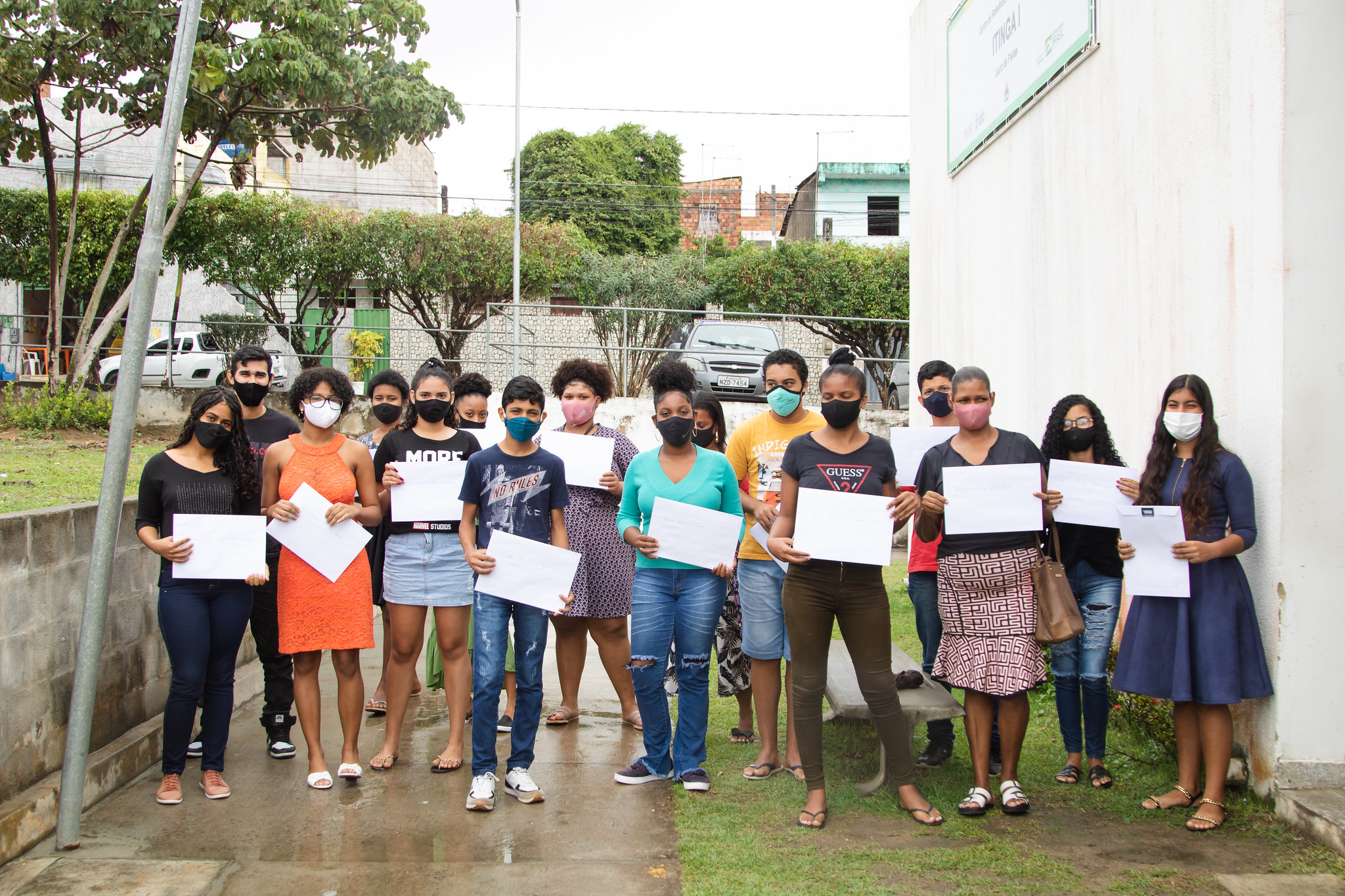 Foco No Mercado De Trabalho Jovens Recebem Certificado De Curso De