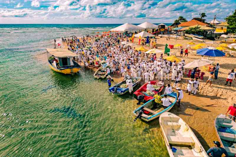 Iemanjá é celebrada com tradição e devoção na Praia de Buraquinho