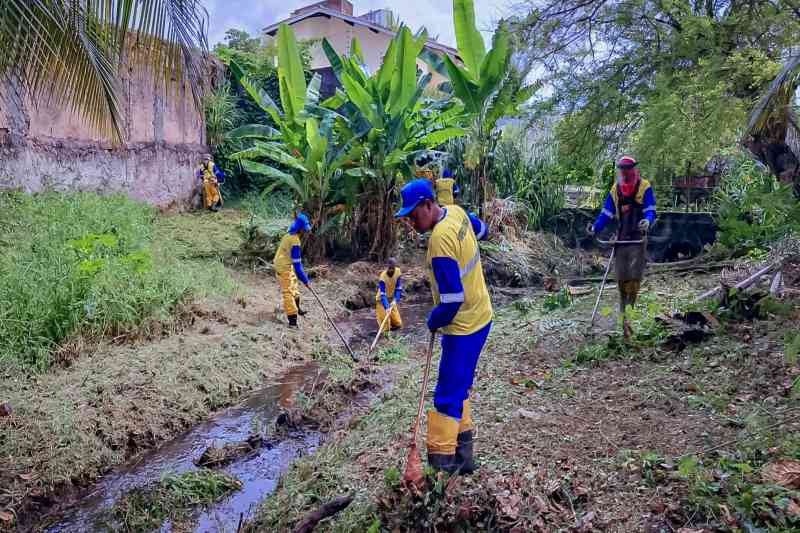 Prefeitura realiza limpeza manual de canal em Vilas do Atlântico para prevenir alagamentos