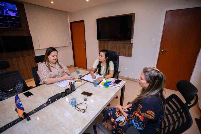 Prefeita Débora Regis recebe Mirela Macedo para diálogo sobre saúde
