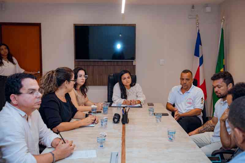 Prefeita Débora fortalece diálogos para avanços educacionais