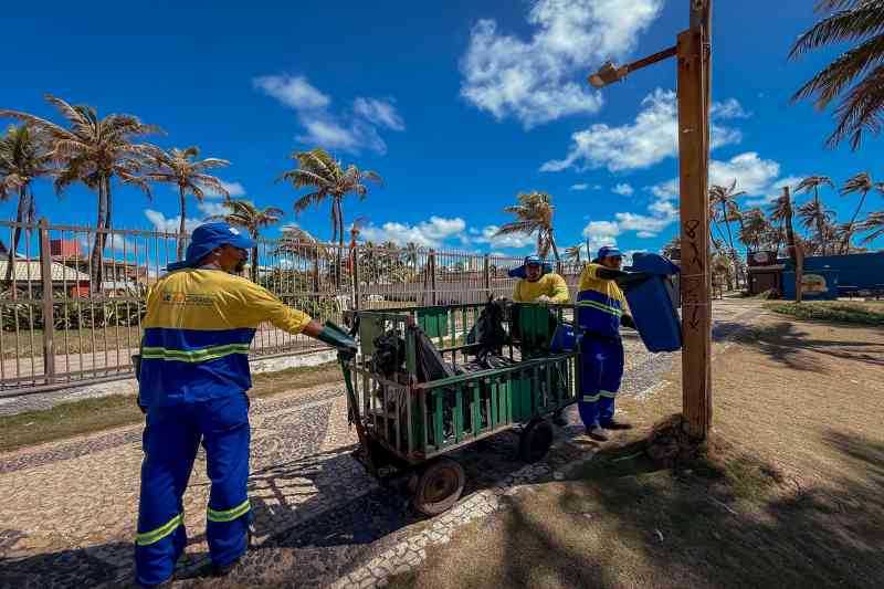 Ações de limpeza urbana ocorrem de forma rotineira no município