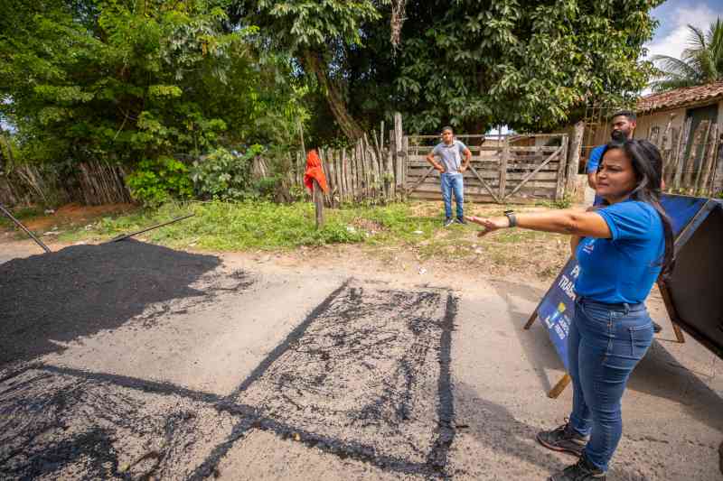 Prefeita Débora Régis acompanha serviços da Operação Buraco Zero