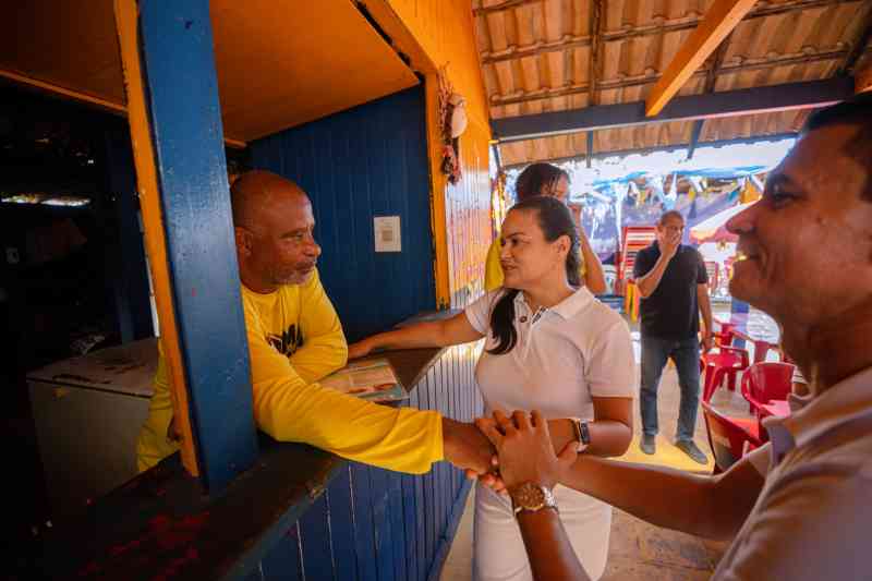 Prefeita Débora Reis visita barraqueiros da Praia de Buraquinho