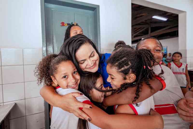 Alunos da escola da Vila Praiana recebem visita da prefeita Débora Regis nesta quarta (28)