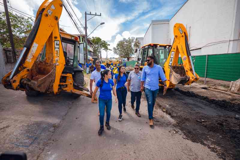 Prefeita Débora Regis inspeciona obras de manutenção no bairro de Portão