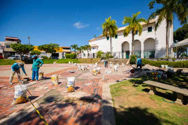 Praça João Thiago dos Santos, no Centro, recebe serviço de manutenção