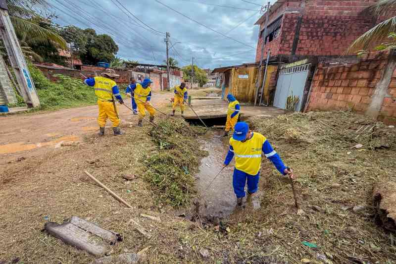 Ação de limpeza manual de canal acontece em Jardim Tarumã