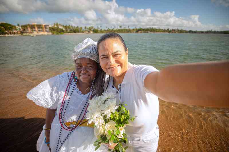 Prefeita Débora prestigia festa de Iemanjá na Praia de Buraquinho