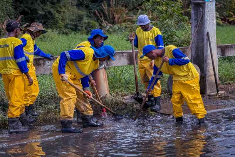 Prefeitura realiza desobstrução da rede de drenagem no Caji