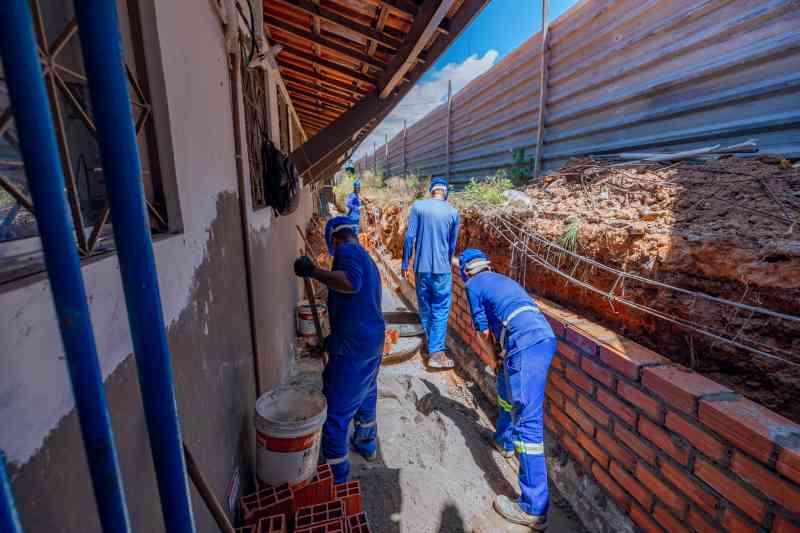 Dada ordem de serviço, prefeitura inicia reconstrução do muro da Escola Mercedes do Espírito Santo