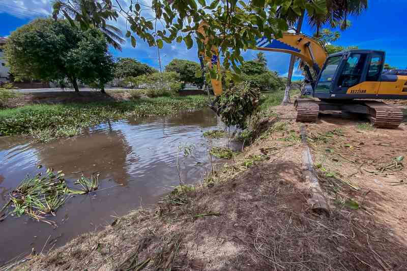 Prefeitura executa ação preventiva de limpeza de canal em Vilas do Atlântico