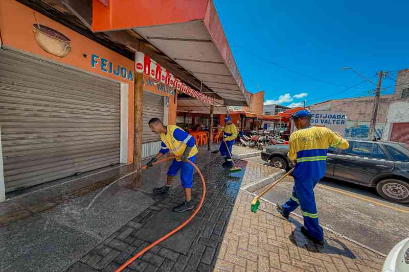 Prefeitura fortalece a higiene em áreas de comércio popular