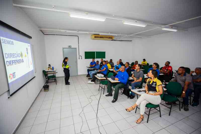 Motoristas de transporte escolar participam de palestra sobre o Maio Amarelo