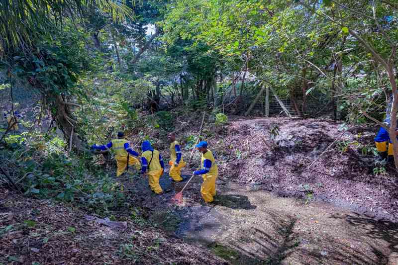 Prefeitura segue com ações de limpeza de canal e manutenção na rede de drenagem