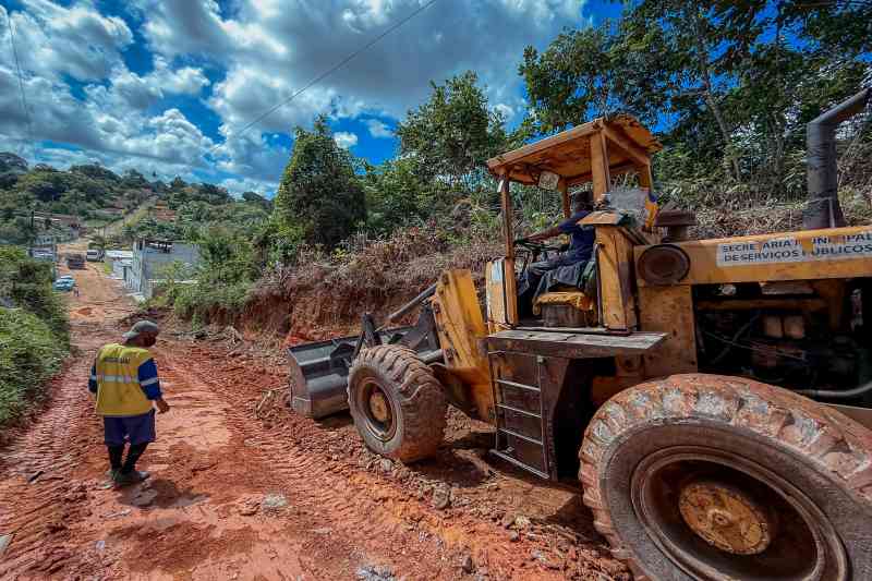 Prefeitura realiza serviço de melhoramento viário no bairro do Quingoma