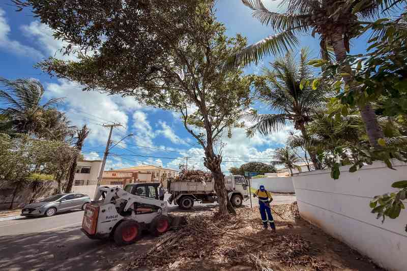 Prefeitura reforça as ações de limpeza com mutirão em Vilas do Atlântico