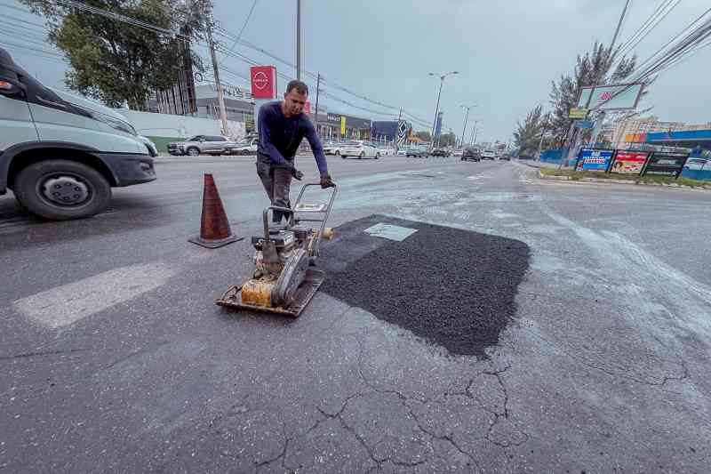 Prefeitura realiza ação emergencial do programa Buraco Zero na Estrada do Coco