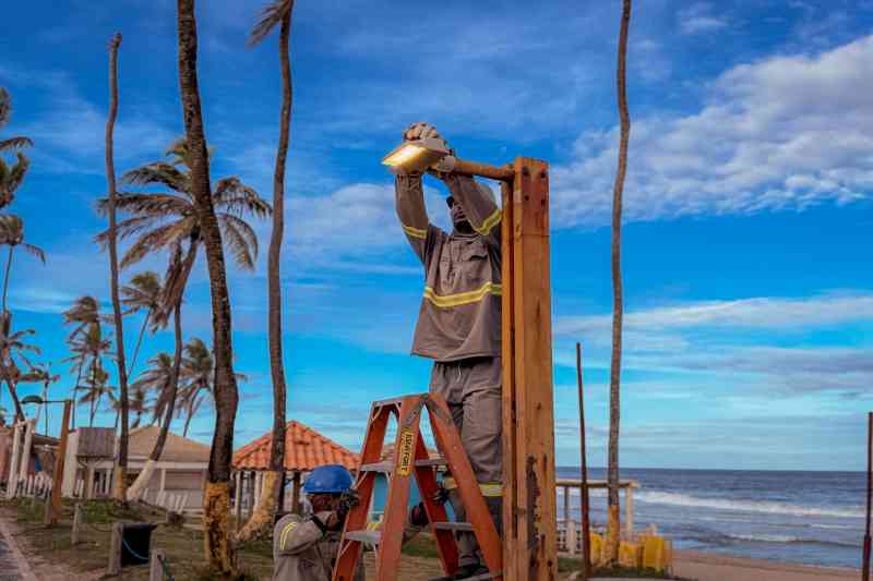 Calçadão das praias de Lauro recebem manutenção na rede elétrica