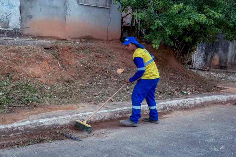 Prefeitura realiza roçagem e capinação em vias públicas