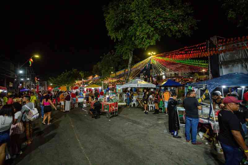 Ambulantes comemoram as boas vendas durante o Pedrão de Lauro