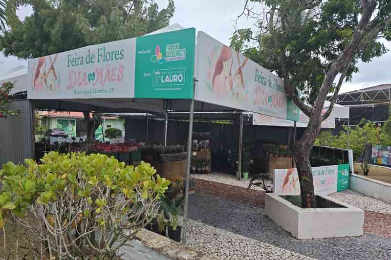 Feira de Flores reúne um público apaixonado por cores e aromas na noite desta sexta-feira (2)