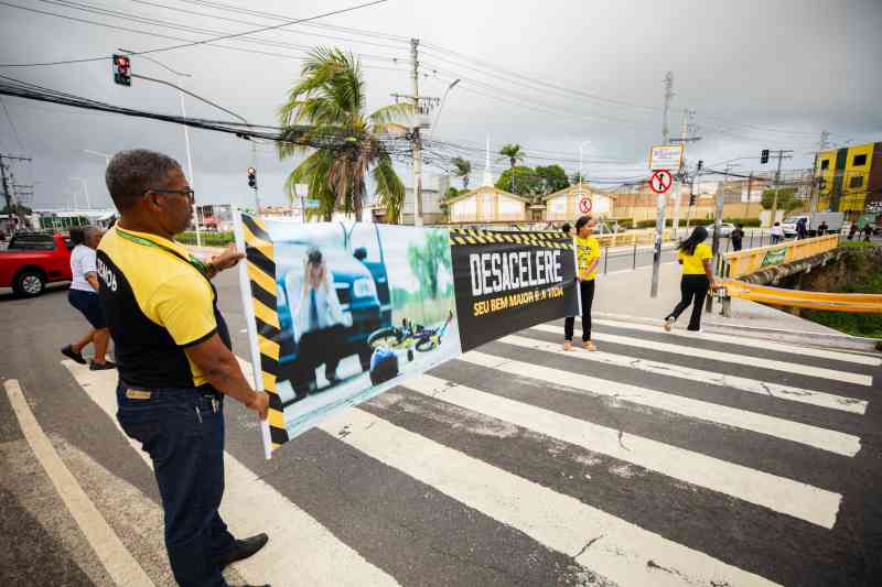 Prefeitura leva campanha sobre segurança no trânsito às ruas de Lauro de Freitas