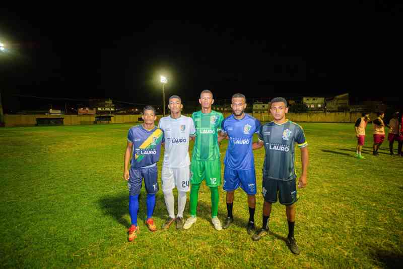 Prefeita realiza entrega de uniformes para os atletas da Seleção de Lauro de Freitas