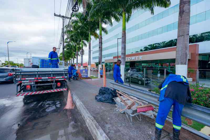Prefeitura inicia instalação de abrigo de ponto de ônibus na Estrada do Coco