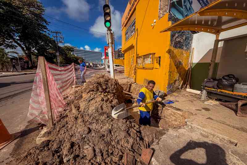 Rua Euvaldo Santos Leite recebe ações para reduzir risco de inundações