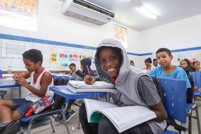 Prefeitura já climatizou mais de 40% das escolas da rede municipal em Lauro de Freitas