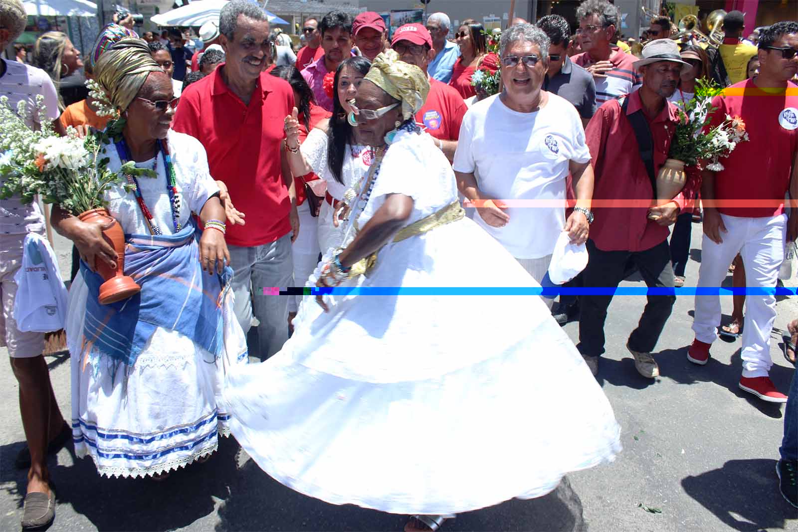 Cortejo cultural festeja 410 anos de devoo a Santo Amaro, padroeiro de Lauro de Freitas