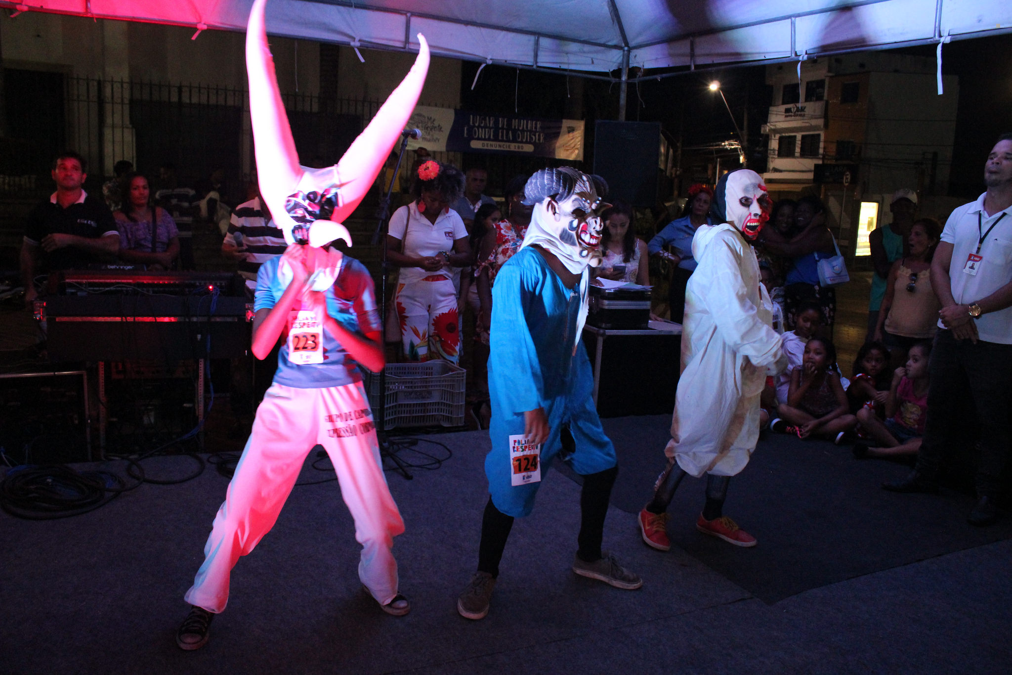 Caretas levam criatividade e animao ao Carnaval de Lauro de Freitas