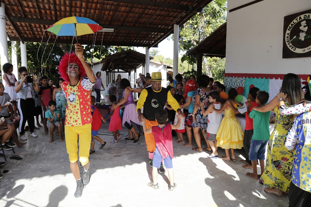 Caravana da Alegria leva diverso s escolas municipais na semana das crianas