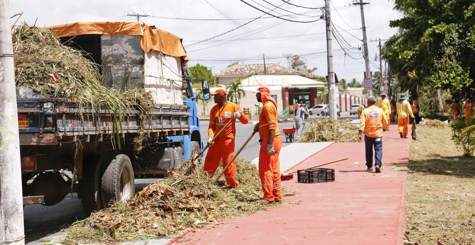 Primeiro mutiro do ano refora limpeza no bairro Miragem em Lauro de Freitas