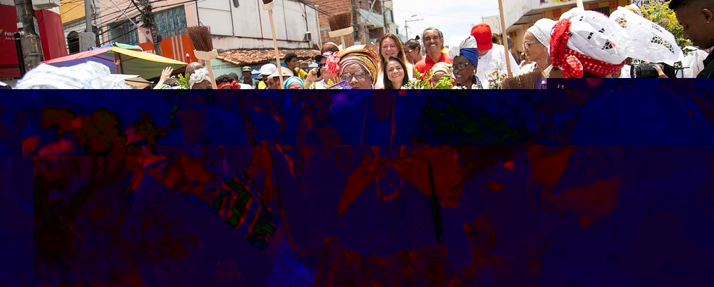Cultura e f levam multido s ruas de Lauro de Freitas em reverncia a Santo Amaro de Ipitanga