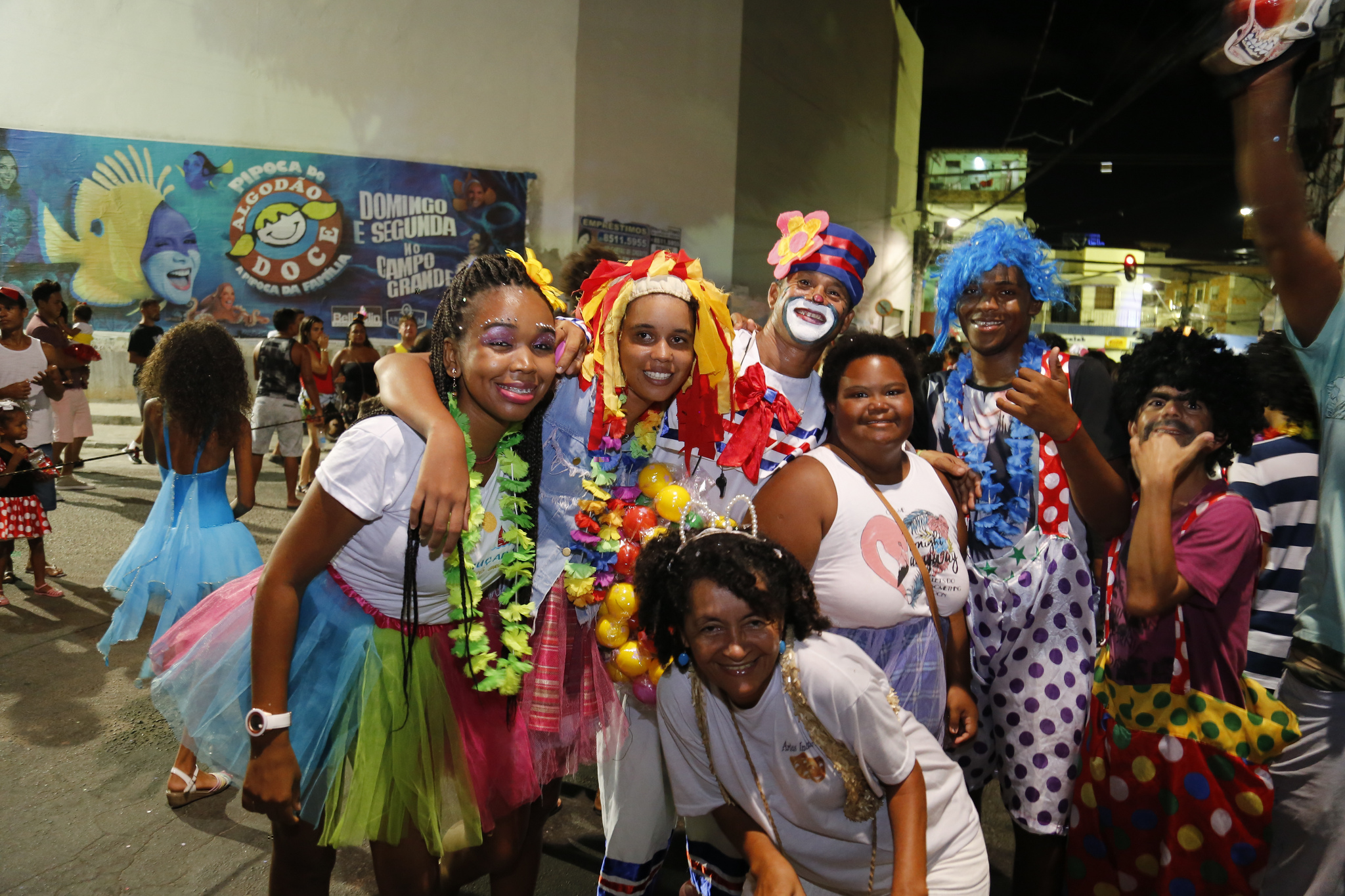 Blocos desfilam alegria e irreverncia no Carnaval de Todos os Santos