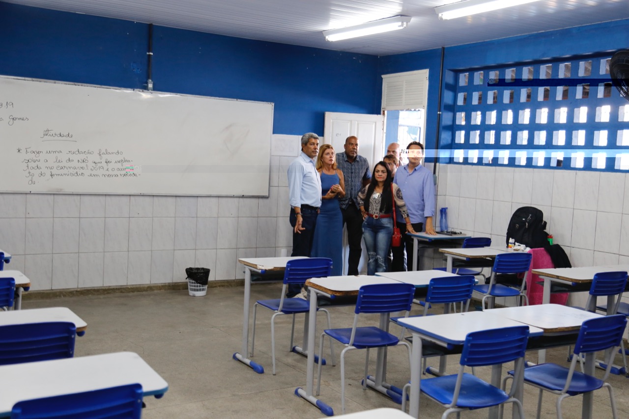 Moema e secretrio de Educao da Bahia visitam escolas em Lauro de Freitas