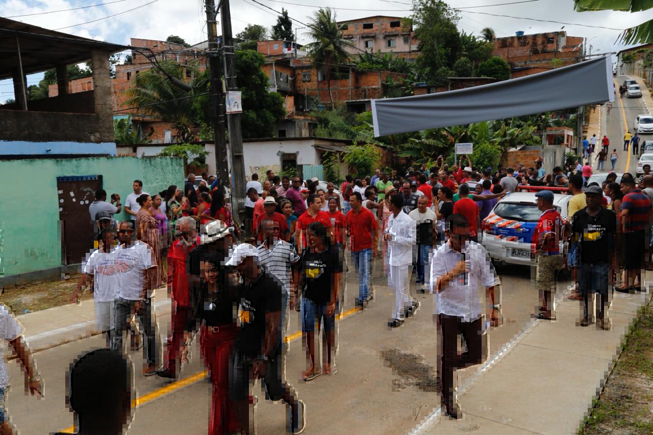 Moradores comemoram entrega das obras de pavimentao e urbanizao da Rua Jos Pereira, na Itinga