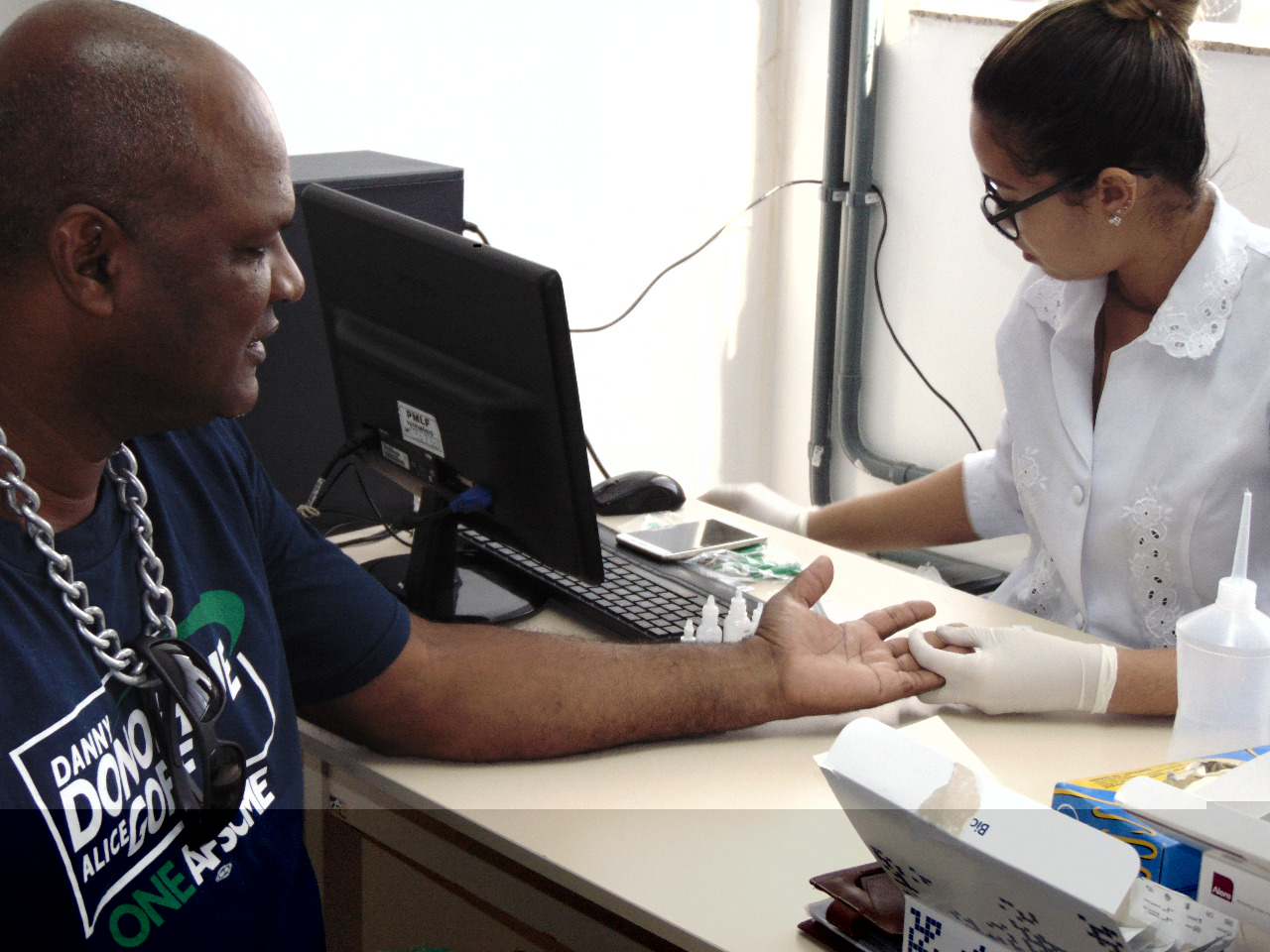 CTA realiza testes rpidos na Central de Regulao e refora preveno s hepatites