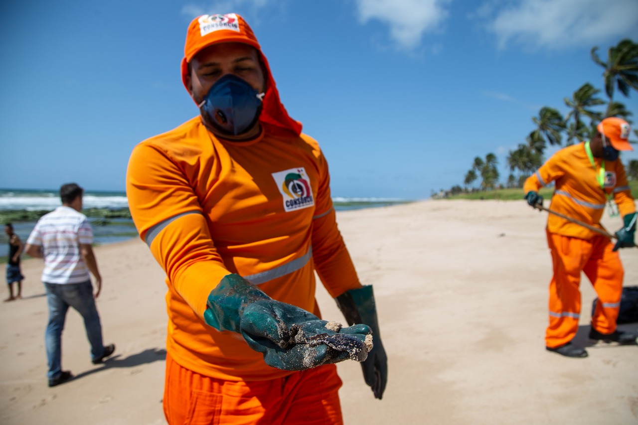 Prefeitura de Lauro de Freitas mantm equipes de planto para remover manchas de leo nas praias