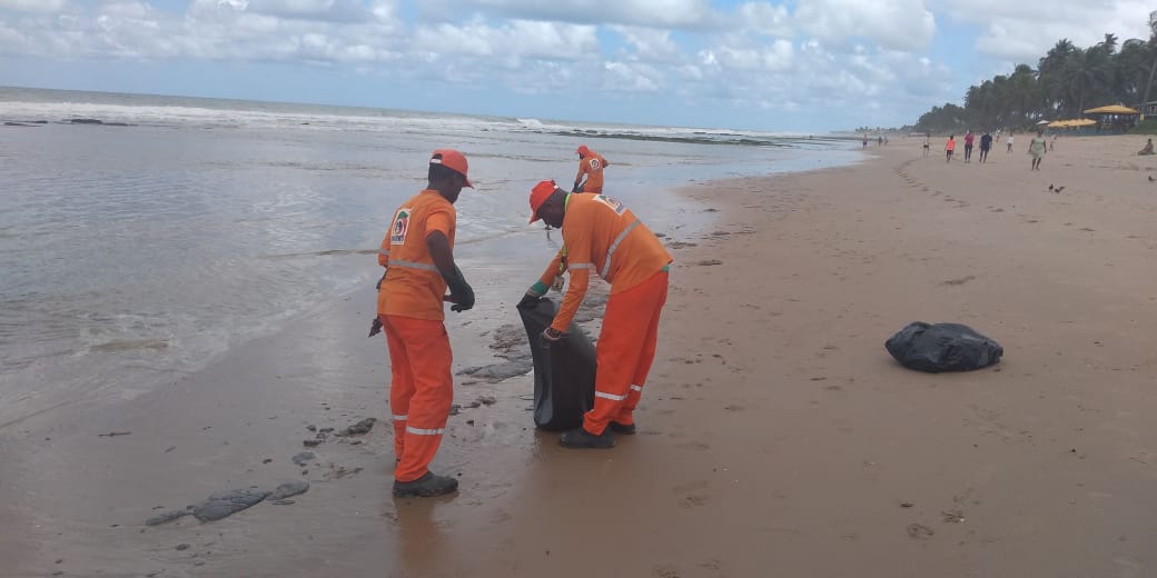 Novas manchas de leo chegam  praia de Vilas em Lauro de Freitas e Prefeitura mantm alerta