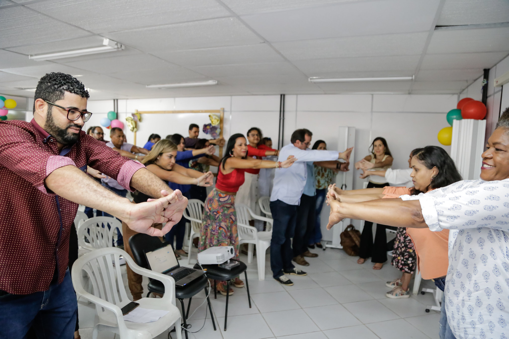 Dia do servidor pblico  comemorado com terapias e ginstica laboral na Secretria de Sade