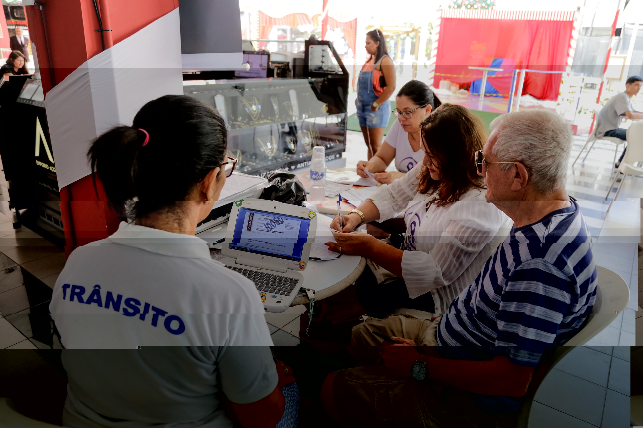 Posto da Settop em shopping emite credencial de vaga especialem cinco minutos  