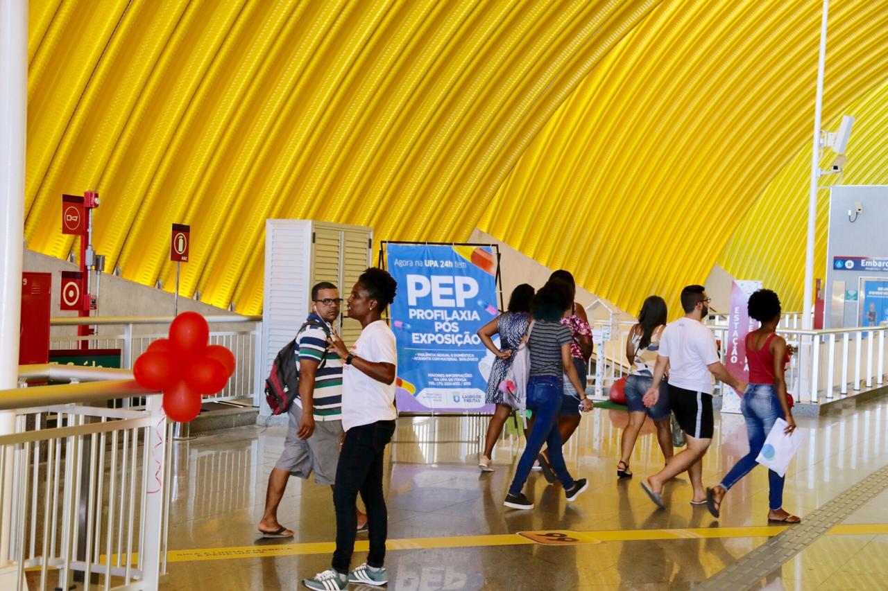 Aes do Dezembro Vermelho levam preveno e teste rpido a estao do Metr