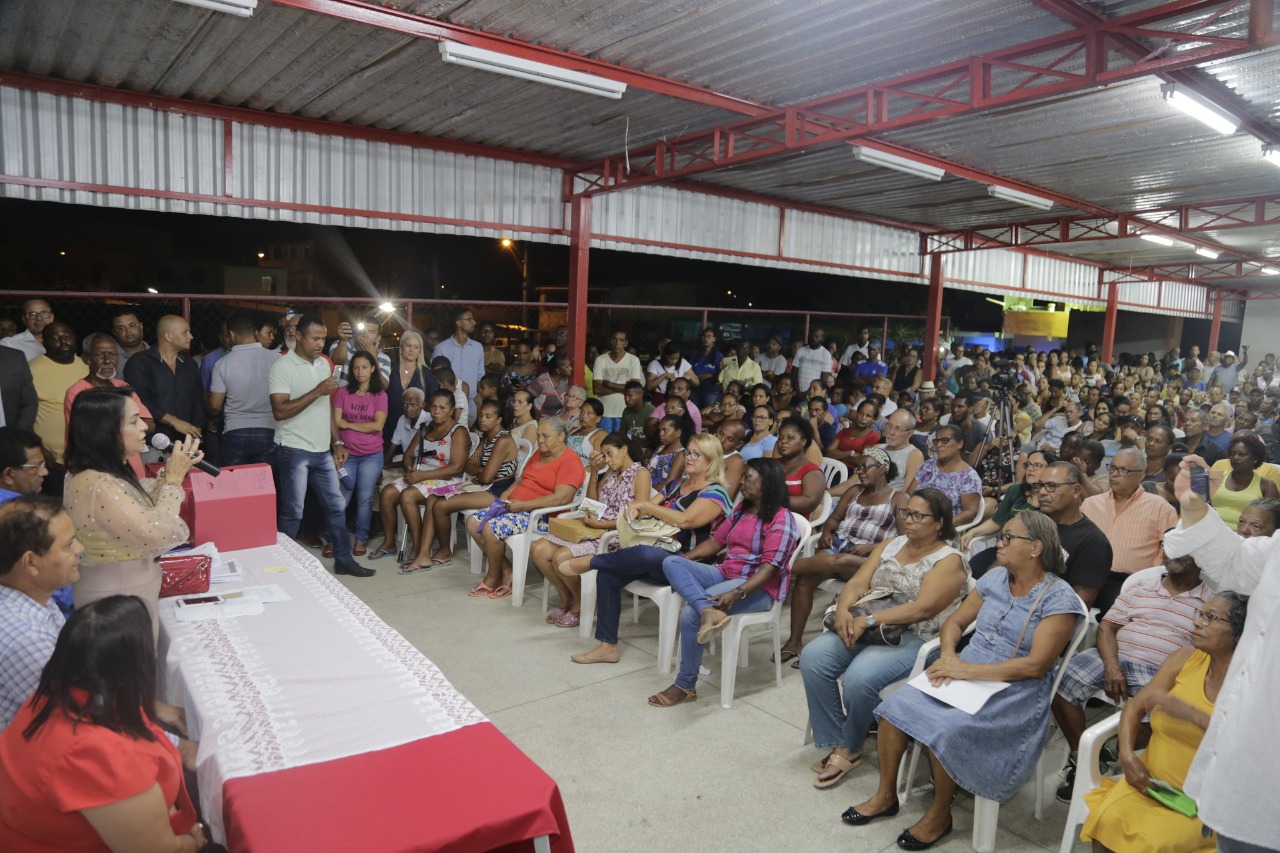 Entrega de ttulos de propriedade renova esperana para mais de 300 moradores de Lauro de Freitas