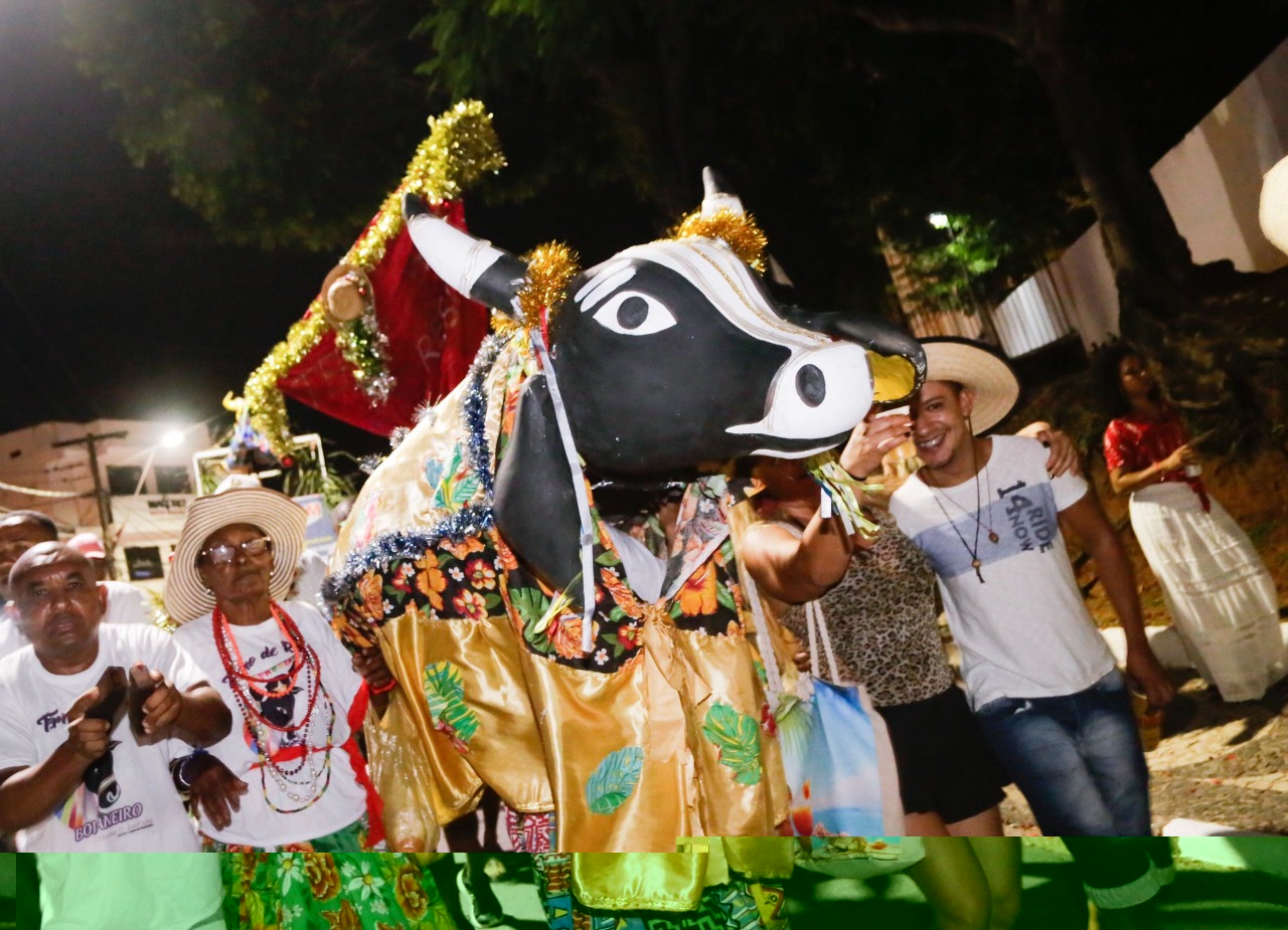 Terno de Reis celebra a tradio das pastorinhas nas ruas de Lauro de Freitas