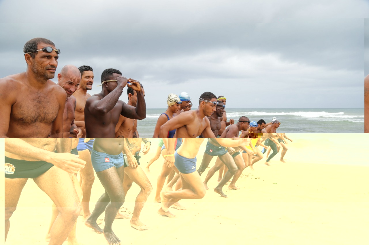 Salva-vidas comemoram data da categoria com nado e corrida em Lauro de Freitas