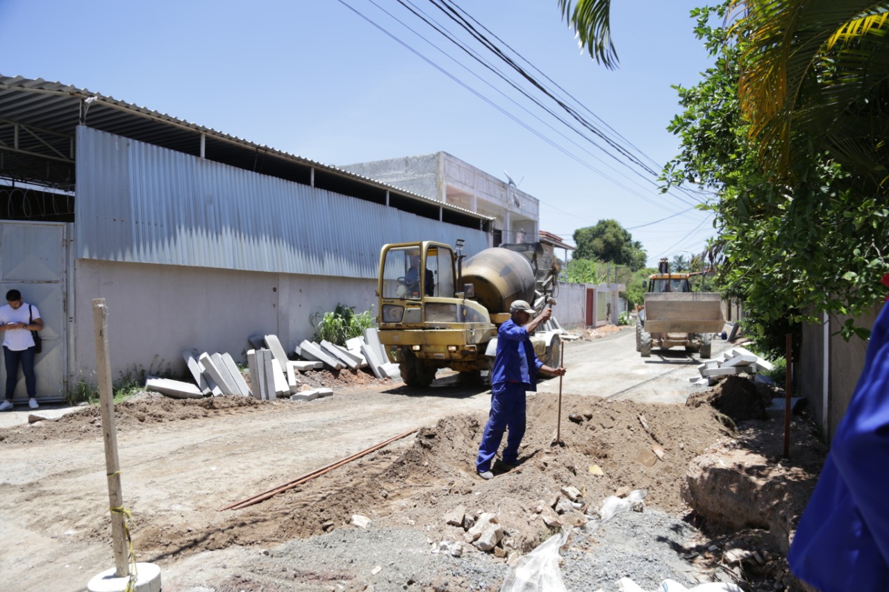 Prefeita vistoria obras de pavimentao que vo garantir mais conforto e mobilidade em Pitangueiras e Itinga