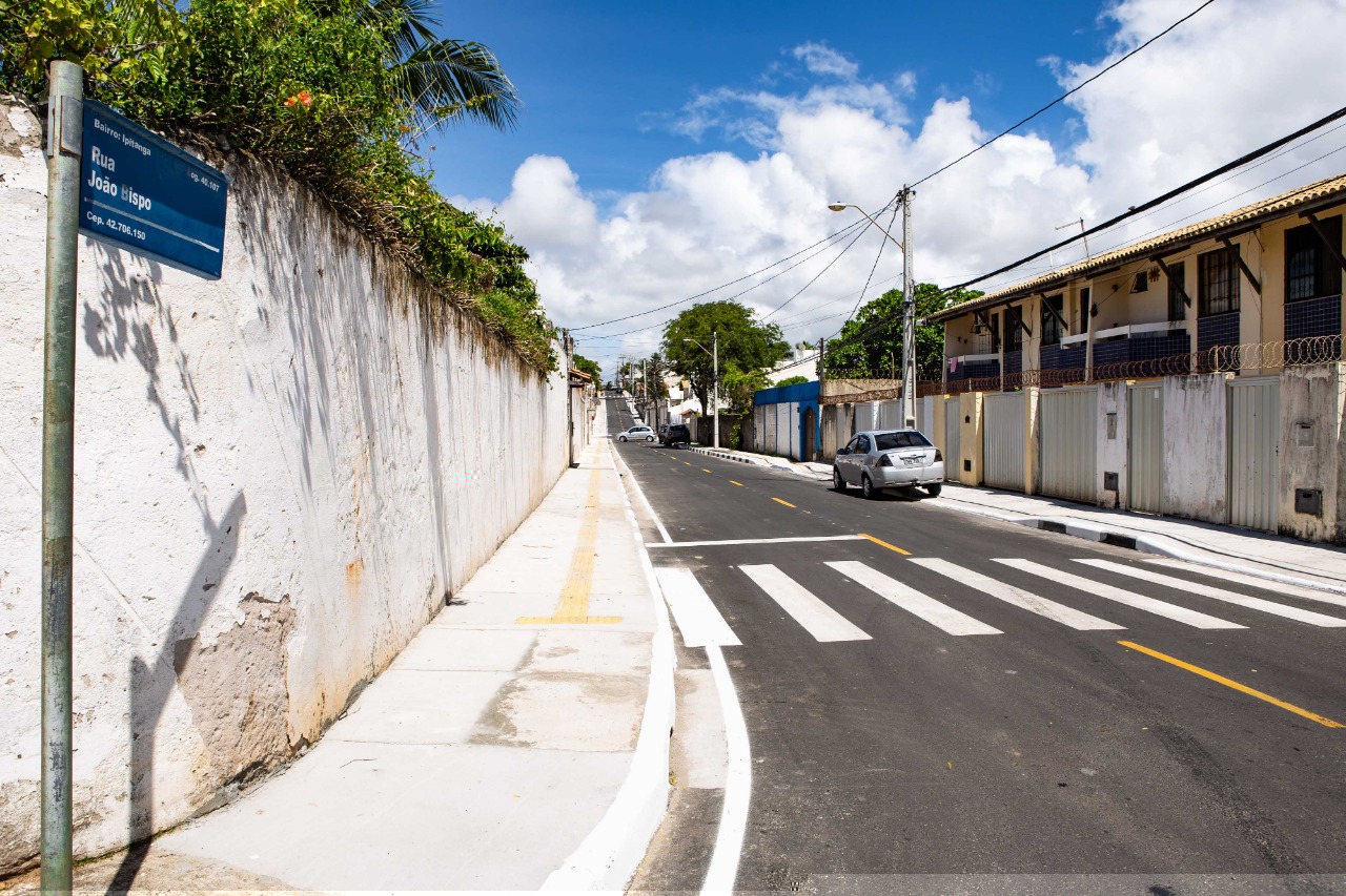 Prefeita inaugura pavimentao de ruas e d ordens de servio para mais obras em Lauro de Freitas